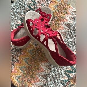 Women’s adorable Bzees Sapphire Gladiator sandals. Size 8W. Red